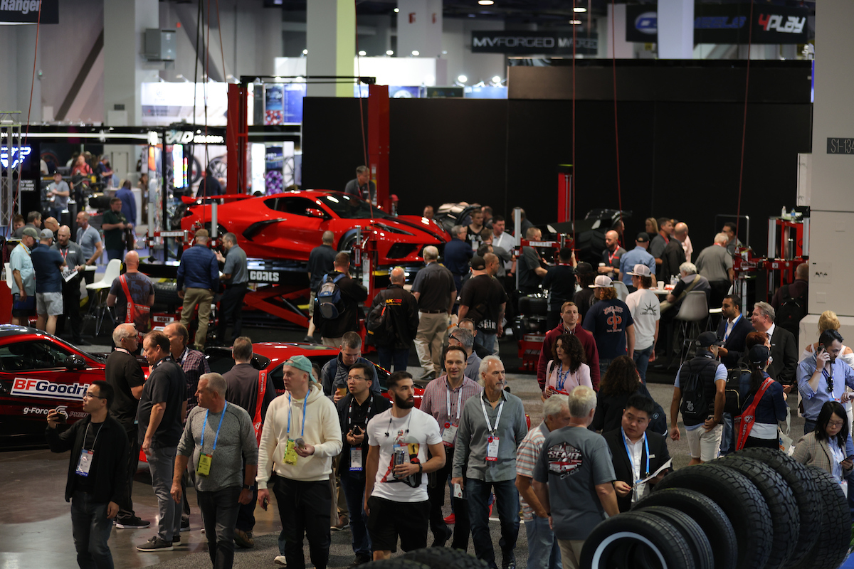 Crowds walking the SEMA Show floor